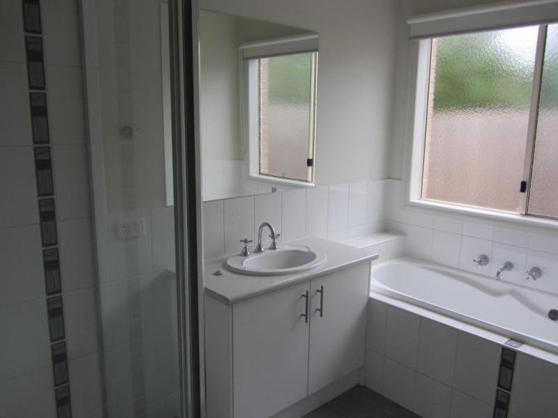 84 Cook Street, Drouin VIC 3818