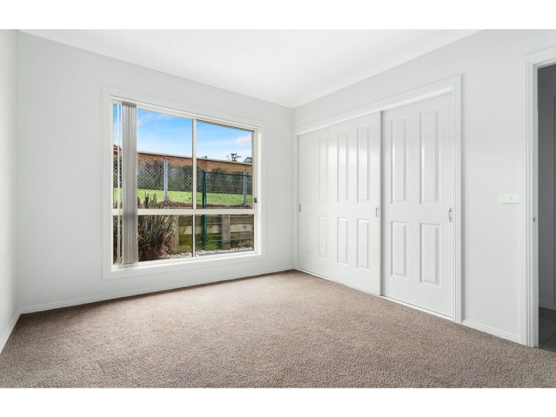 8 Hatfield Drive, Drouin VIC 3818