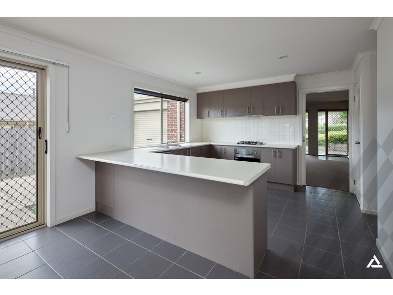 5 Lomandra Court, Drouin VIC 3818