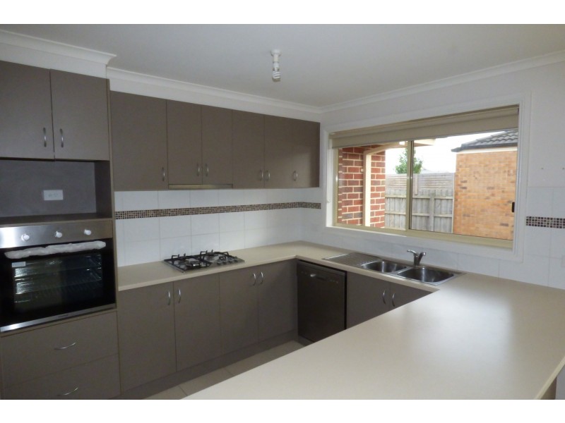 18 Clifford Drive, Drouin VIC 3818