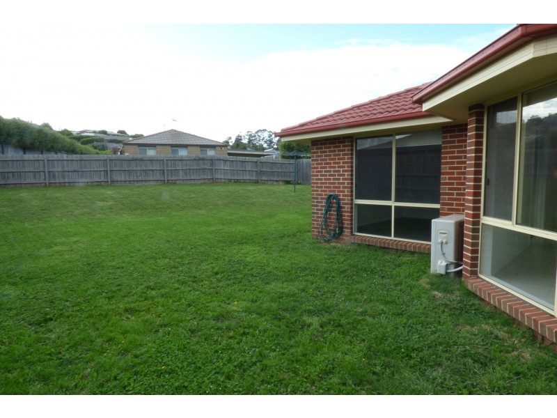 18 Clifford Drive, Drouin VIC 3818