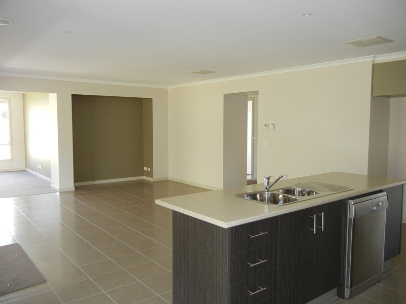 3 Grey Friars Way, Drouin VIC 3818