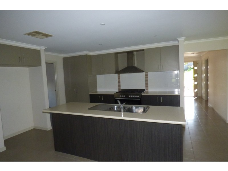 3 Grey Friars Way, Drouin VIC 3818