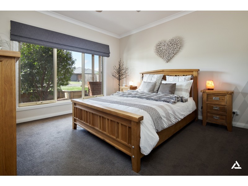 4 Mayfair Drive, Drouin VIC 3818