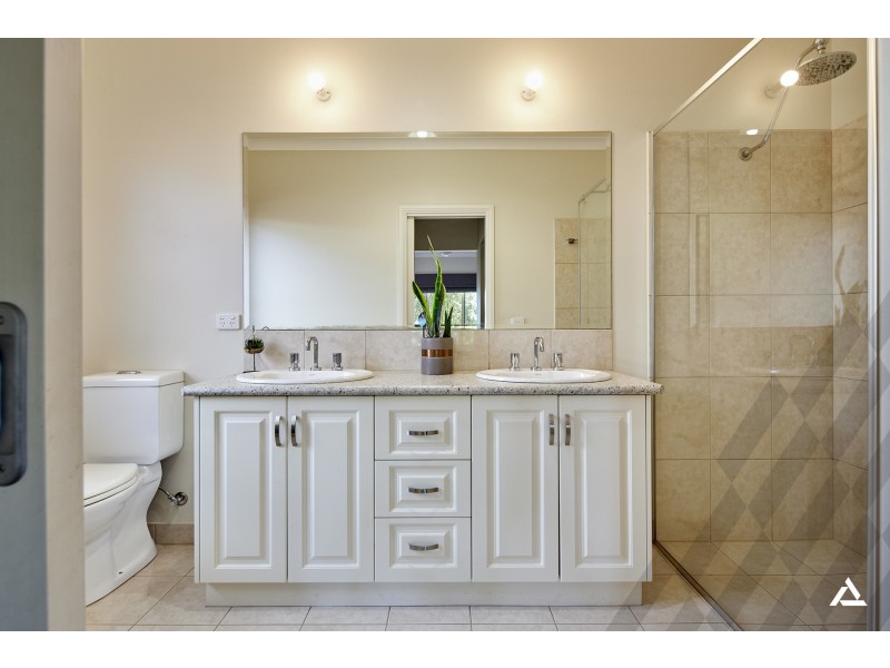 4 Mayfair Drive, Drouin VIC 3818