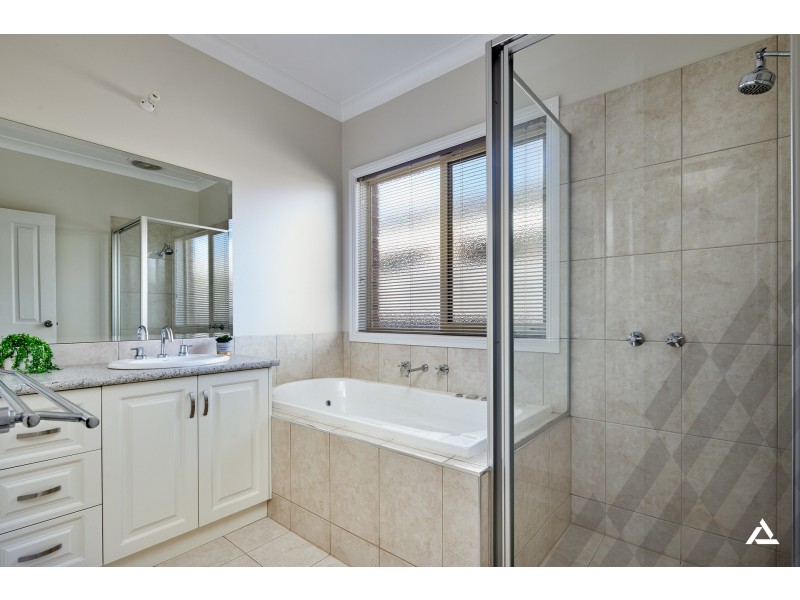 4 Mayfair Drive, Drouin VIC 3818