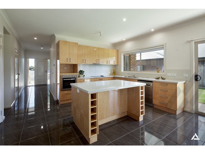 28 Villeneuve Drive, Trafalgar VIC 3824