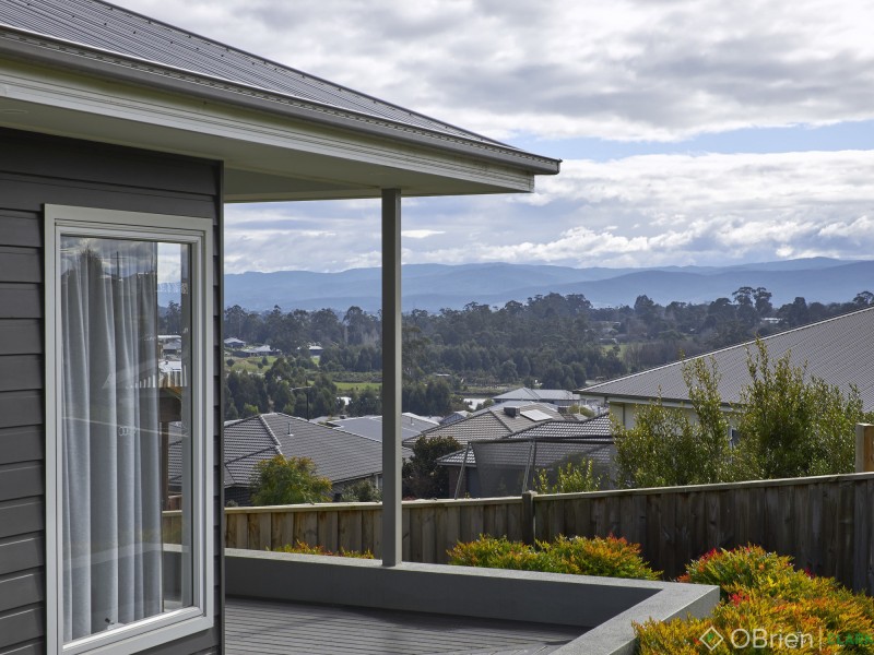 128 Jackson Drive, Drouin VIC 3818