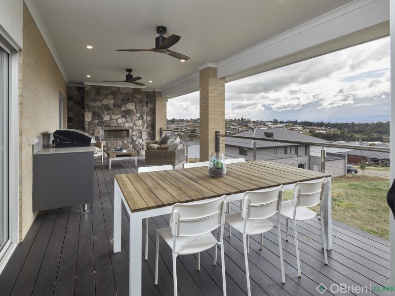 128 Jackson Drive, Drouin VIC 3818