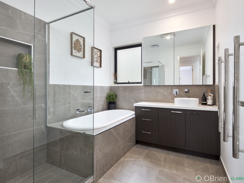 61 Jackson Drive, Drouin VIC 3818
