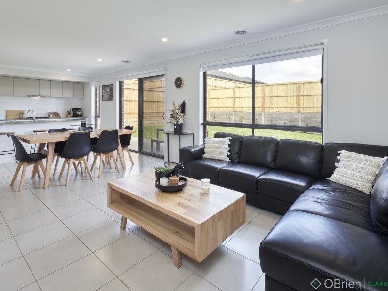 28 King Parrot Boulevard, Drouin VIC 3818