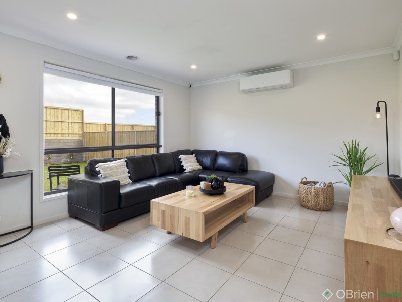 28 King Parrot Boulevard, Drouin VIC 3818