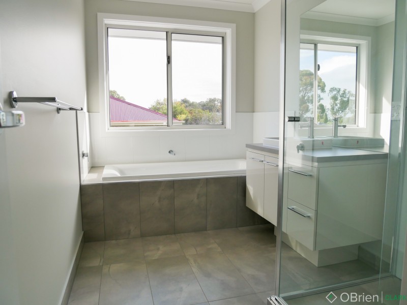 10 Kirkstall Close, Garfield VIC 3814