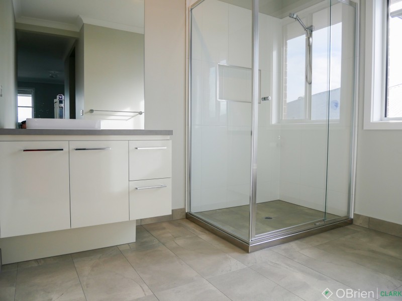 10 Kirkstall Close, Garfield VIC 3814