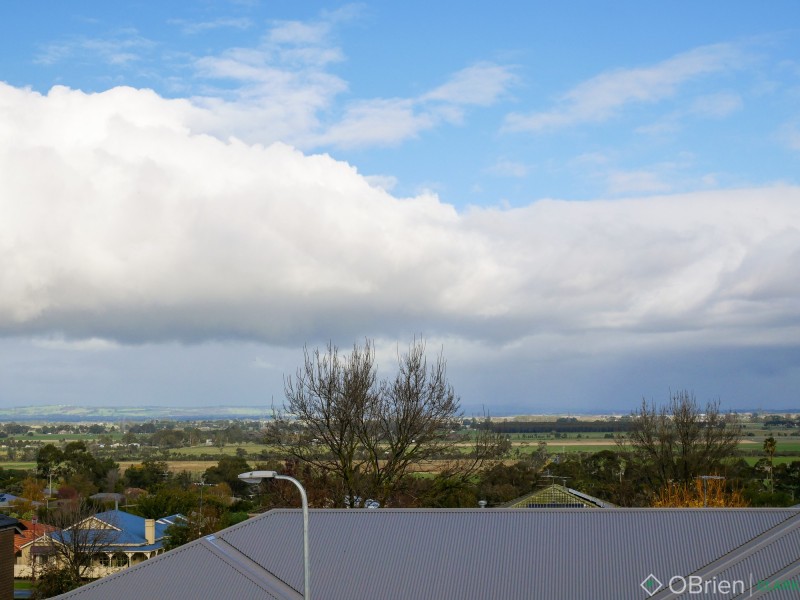 10 Kirkstall Close, Garfield VIC 3814