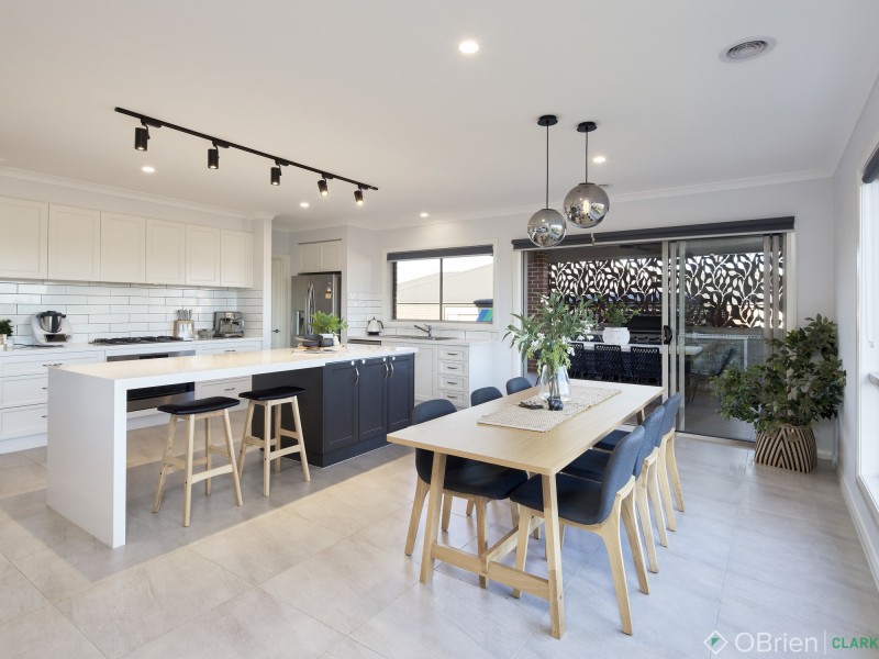 9 Finch Court, Drouin VIC 3818