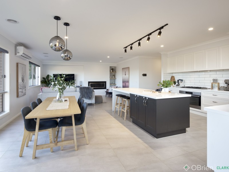 9 Finch Court, Drouin VIC 3818