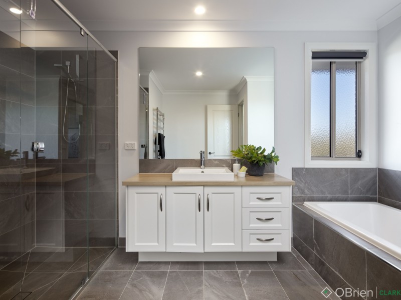 9 Finch Court, Drouin VIC 3818