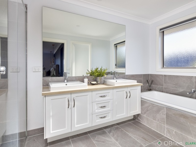 9 Finch Court, Drouin VIC 3818