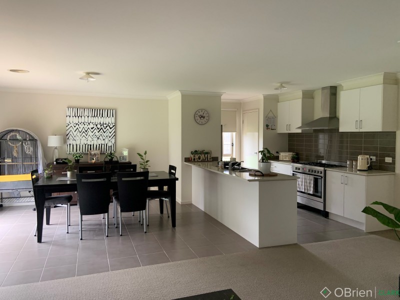 39 Summerhill Boulevard, Drouin VIC 3818