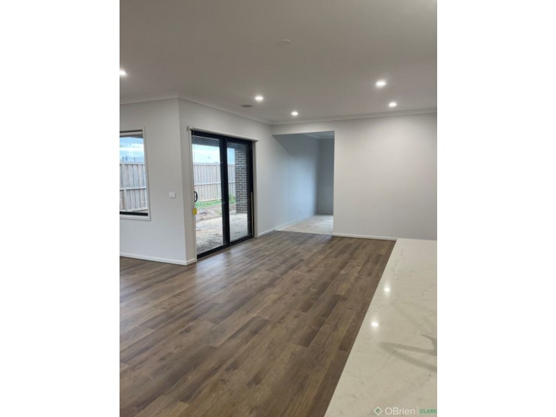 24 Paramount Drive, Warragul VIC 3820