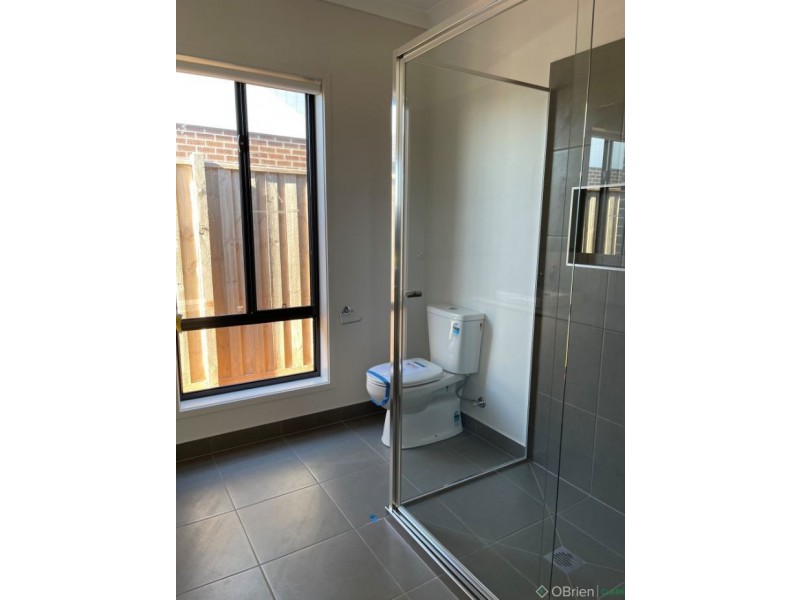 24 Paramount Drive, Warragul VIC 3820