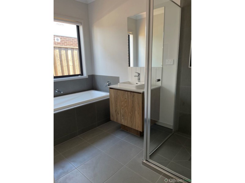 24 Paramount Drive, Warragul VIC 3820