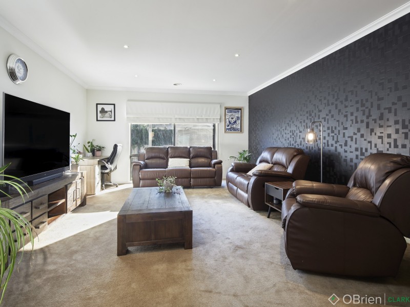 2 Lakeside Court, Drouin VIC 3818