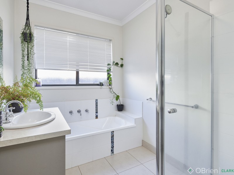 2 Lakeside Court, Drouin VIC 3818