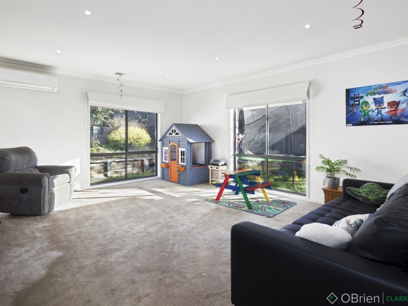 2 Lakeside Court, Drouin VIC 3818