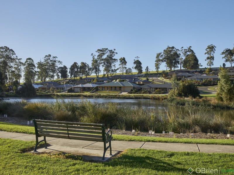 2 Lakeside Court, Drouin VIC 3818