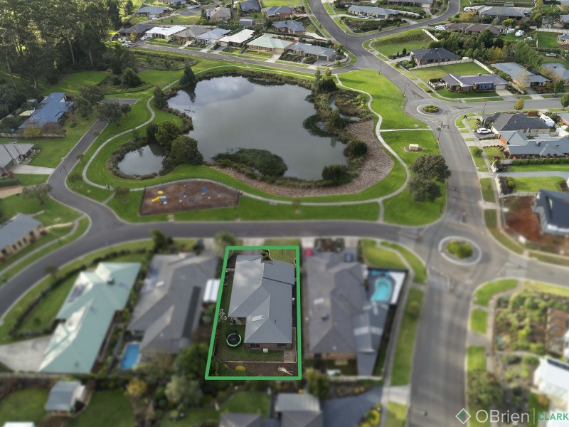 2 Lakeside Court, Drouin VIC 3818