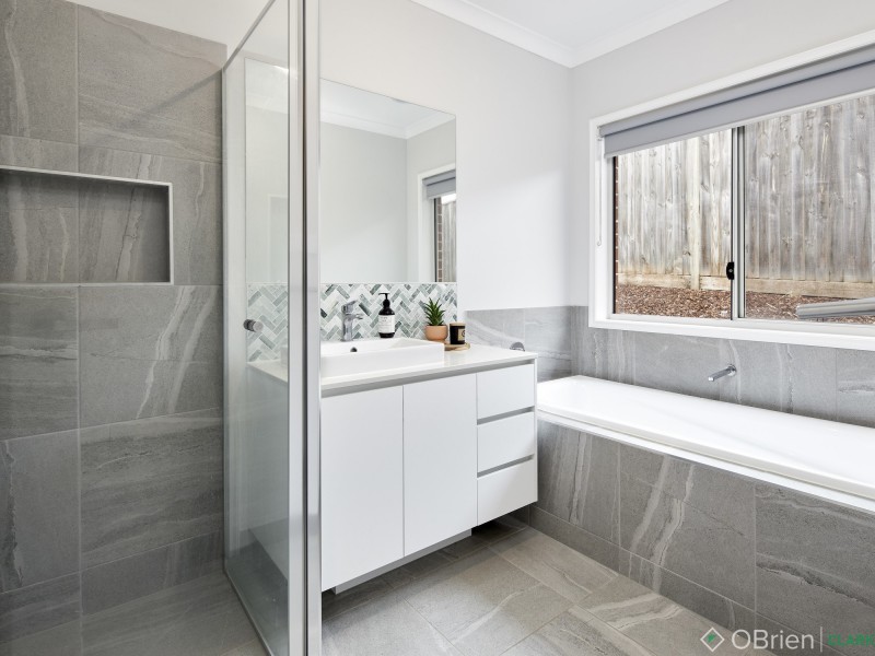 25 Jackson Drive, Drouin VIC 3818