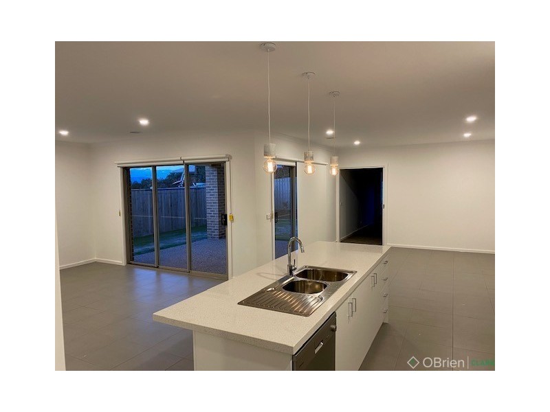 16 Southern Close, Drouin VIC 3818