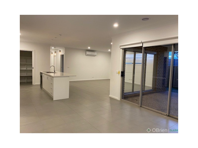 16 Southern Close, Drouin VIC 3818