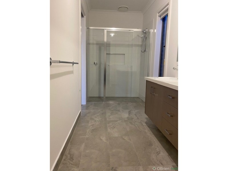 16 Southern Close, Drouin VIC 3818