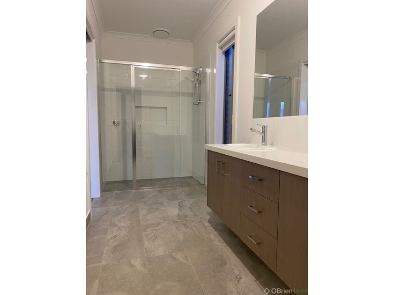 16 Southern Close, Drouin VIC 3818