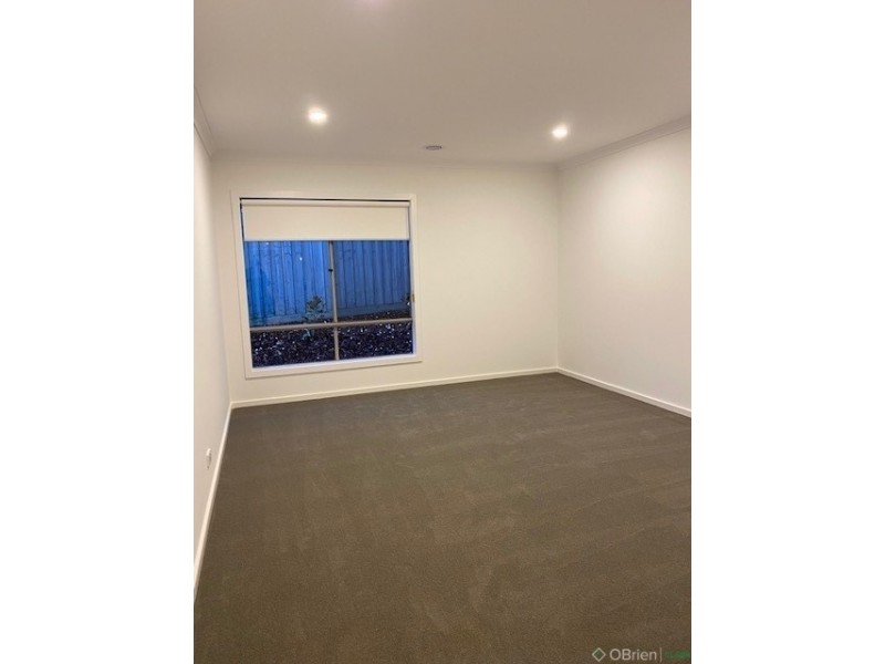 16 Southern Close, Drouin VIC 3818