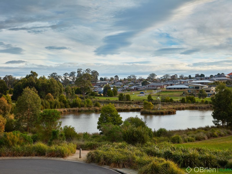 13 Waterview Close, Drouin VIC 3818