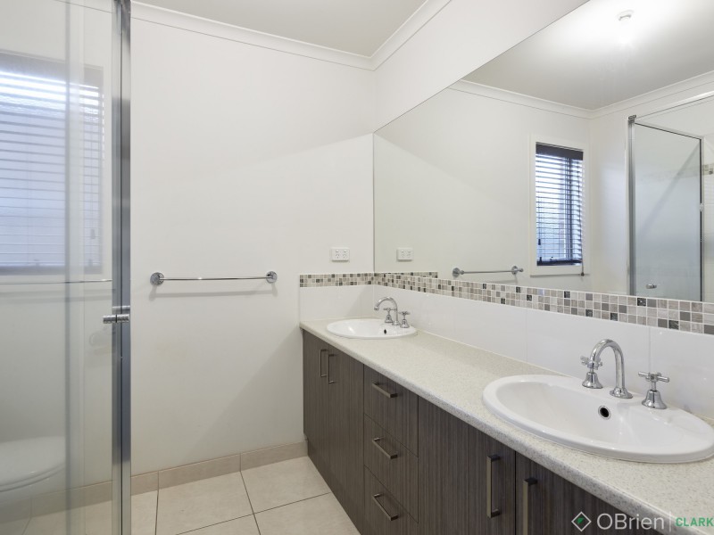 30 Shakespeare Court, Drouin VIC 3818