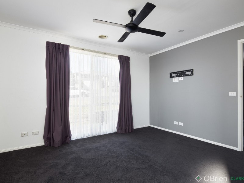 2 Shae Crescent, Drouin VIC 3818