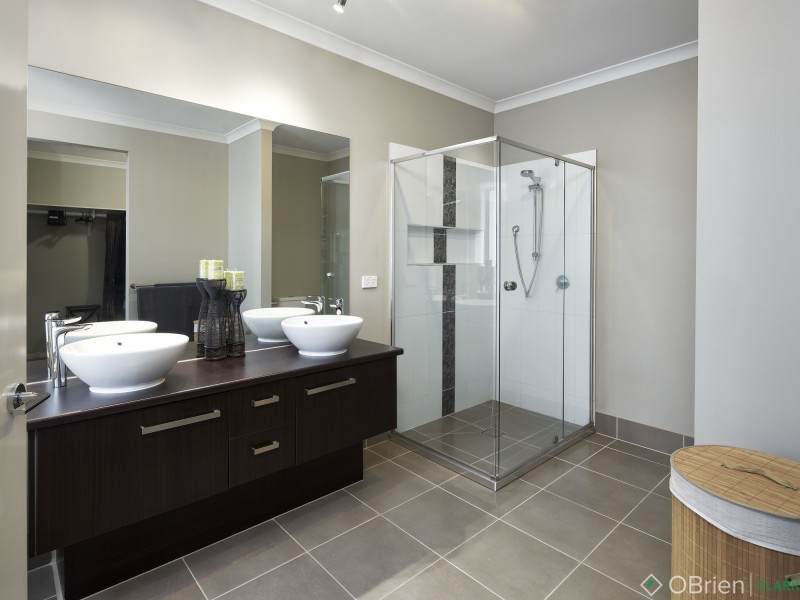 5 Namel Court, Drouin VIC 3818