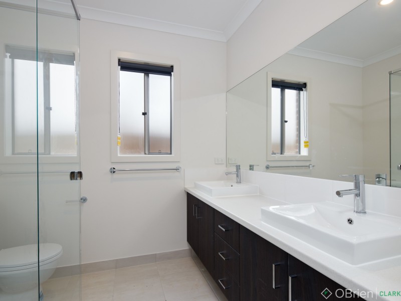 25 Byron Drive, Drouin VIC 3818