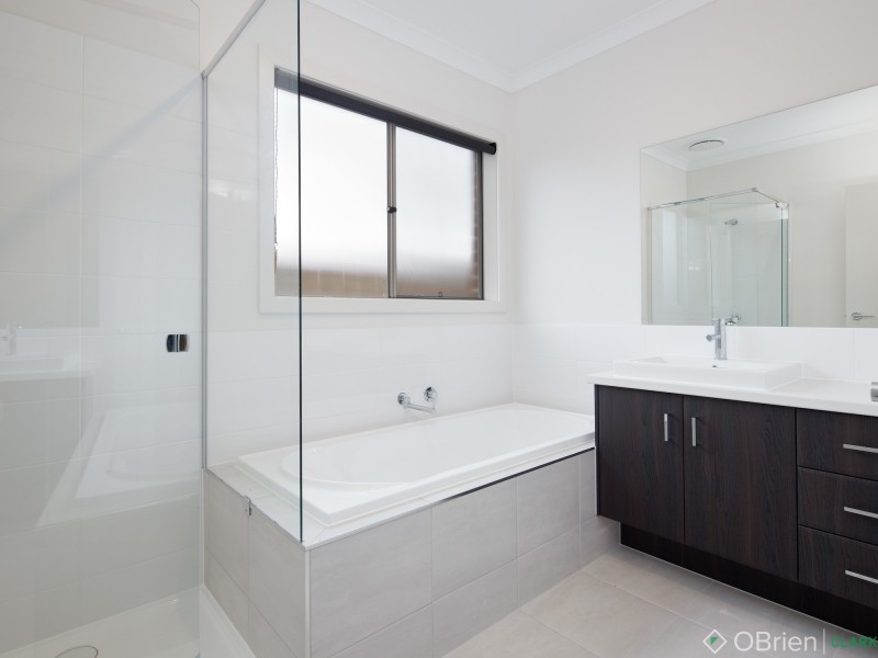 25 Byron Drive, Drouin VIC 3818