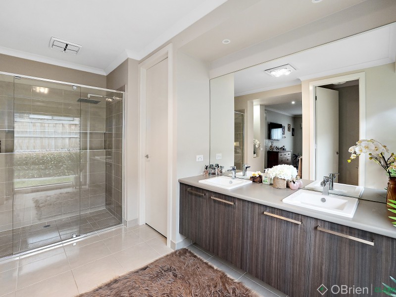 21 Arapiles Drive, Moe VIC 3825