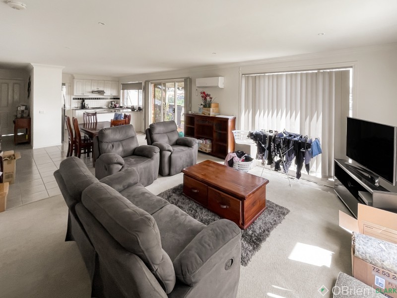 4 County Drive, Drouin VIC 3818