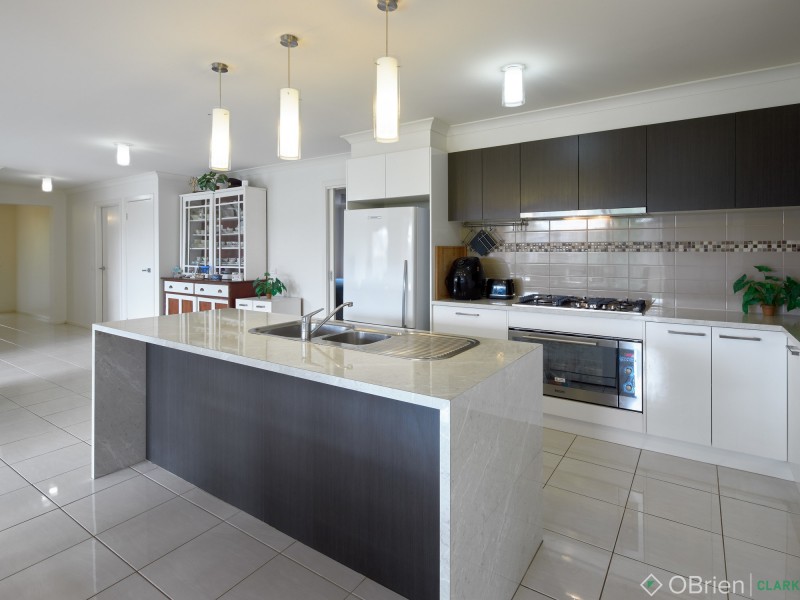 9 Manikato Drive, Drouin VIC 3818