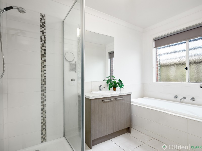 9 Manikato Drive, Drouin VIC 3818