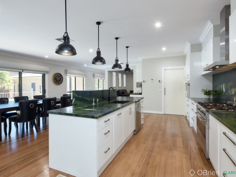 1 Crystal Court, Drouin VIC 3818