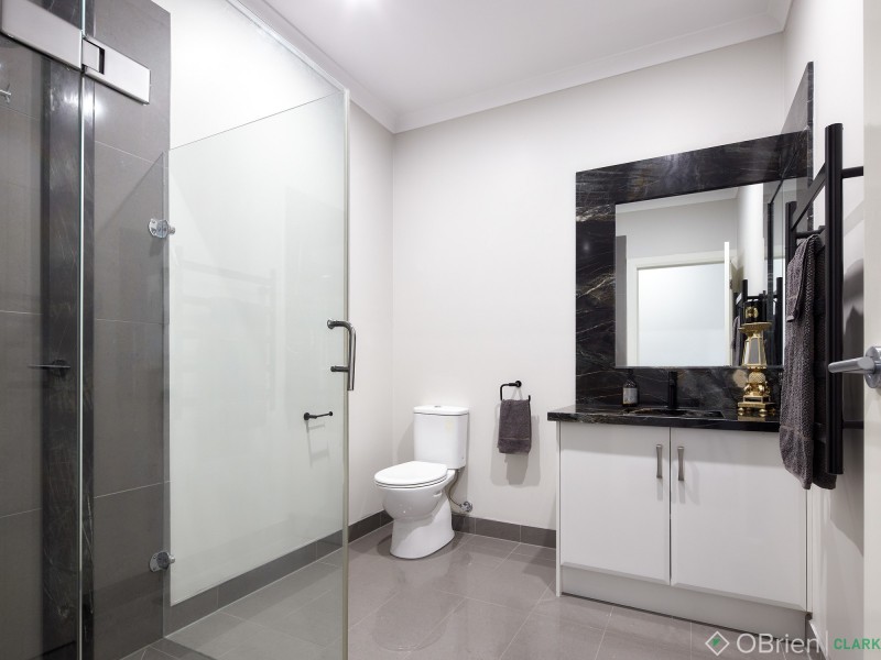 1 Crystal Court, Drouin VIC 3818